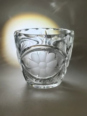 Конфетница с резным цветочным декором, стекло, алмазная грань, матирование, Россия, 2000-2010 гг.