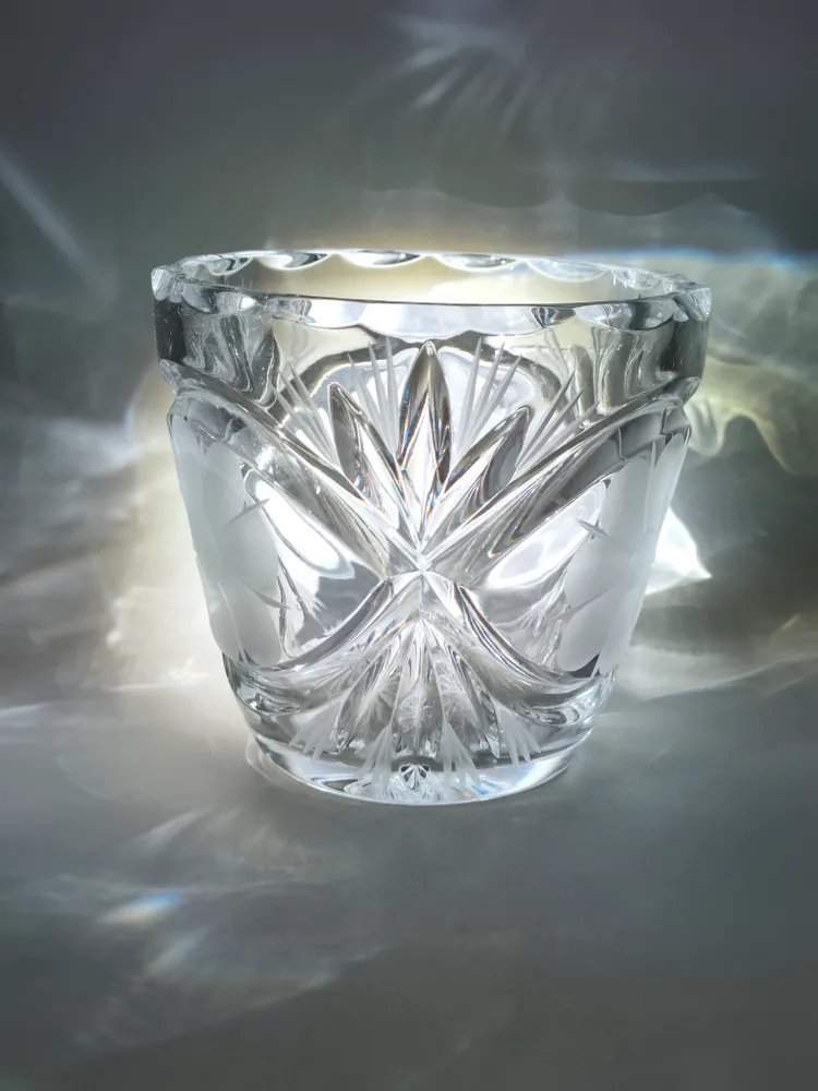 Конфетница с резным цветочным декором, стекло, алмазная грань, матирование, Россия, 2000-2010 гг.