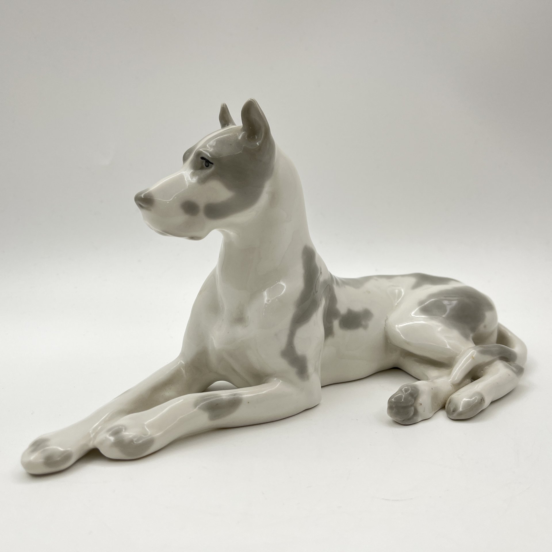 Статуэтка "Мраморный дог", скульптор И.И. Ризнич, фарфор, роспись, Ленинградский фарфоровый завод (ЛФЗ), СССР, 1960-1970 гг.