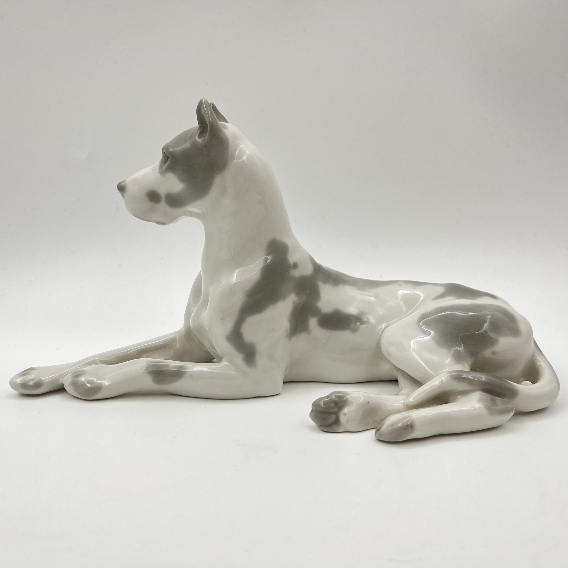 Статуэтка "Мраморный дог", скульптор И.И. Ризнич, фарфор, роспись, Ленинградский фарфоровый завод (ЛФЗ), СССР, 1960-1970 гг.