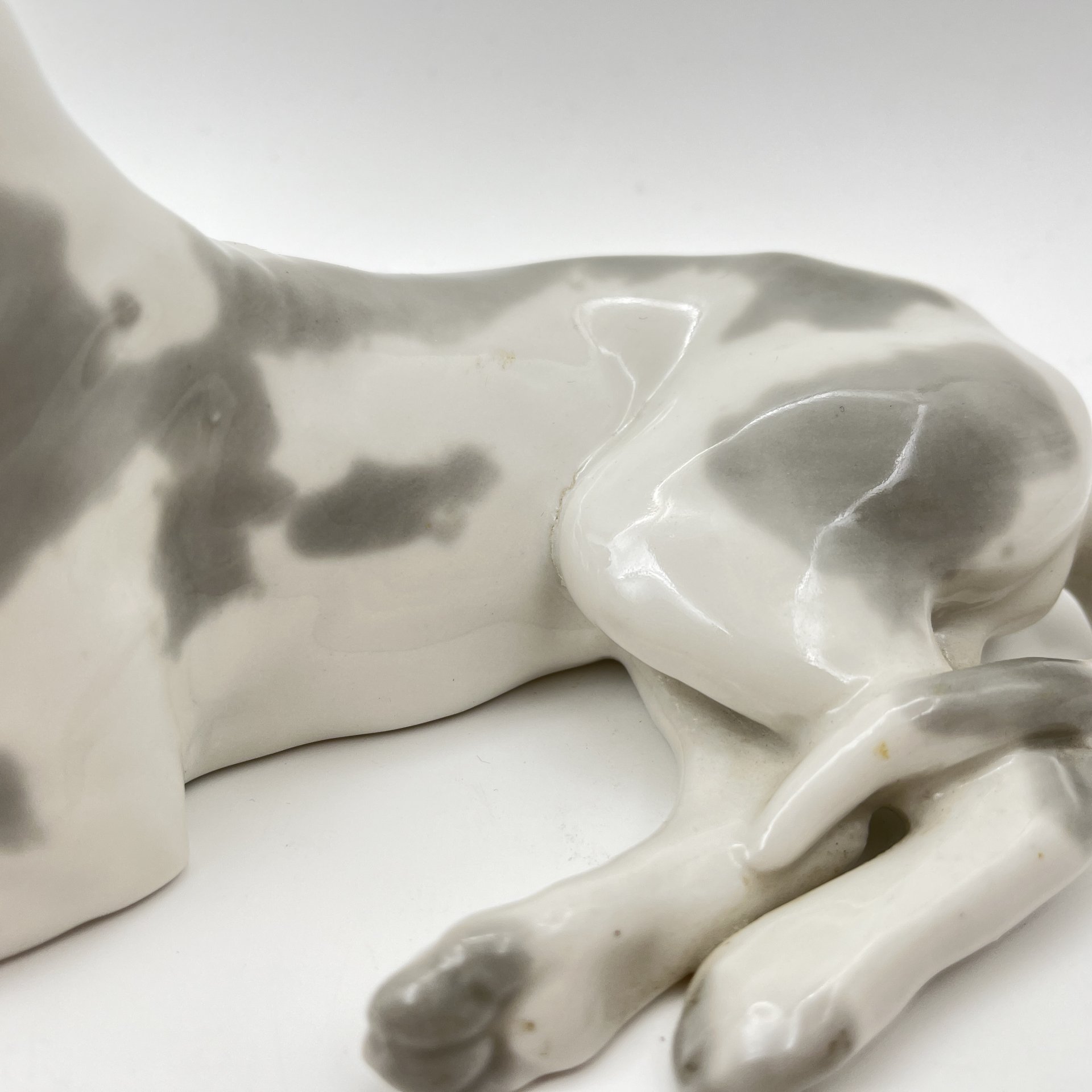 Статуэтка "Мраморный дог", скульптор И.И. Ризнич, фарфор, роспись, Ленинградский фарфоровый завод (ЛФЗ), СССР, 1960-1970 гг.