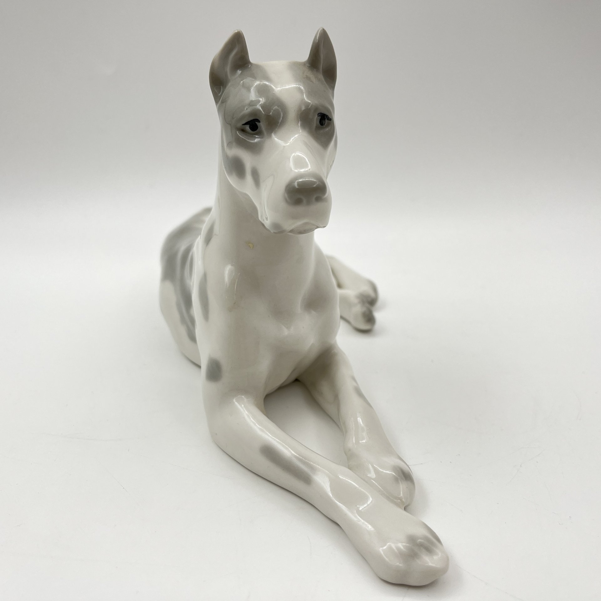 Статуэтка "Мраморный дог", скульптор И.И. Ризнич, фарфор, роспись, Ленинградский фарфоровый завод (ЛФЗ), СССР, 1960-1970 гг.