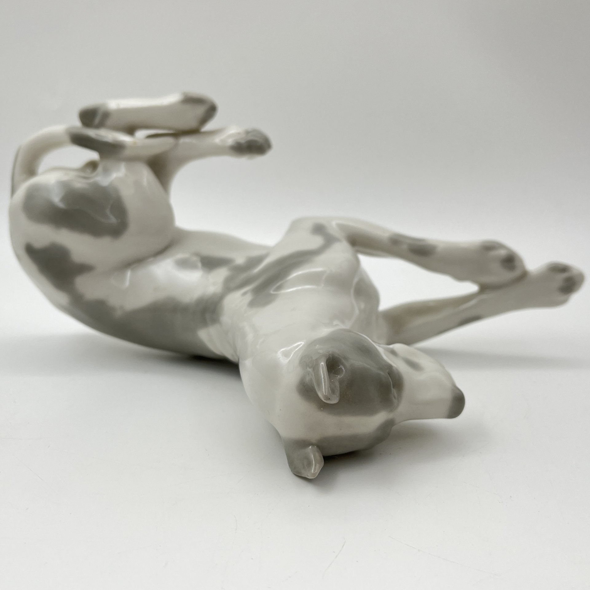 Статуэтка "Мраморный дог", скульптор И.И. Ризнич, фарфор, роспись, Ленинградский фарфоровый завод (ЛФЗ), СССР, 1960-1970 гг.