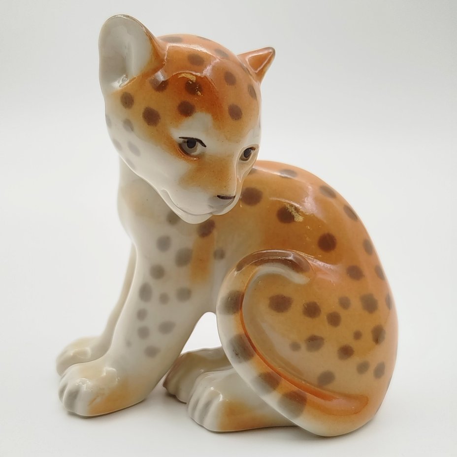 Статуэтка "Маленький леопард", скульптор П.П. Веселов, фарфор, аэрография, роспись, Ленинградский фарфоровый завод (ЛФЗ), СССР, 1980-1990 гг.