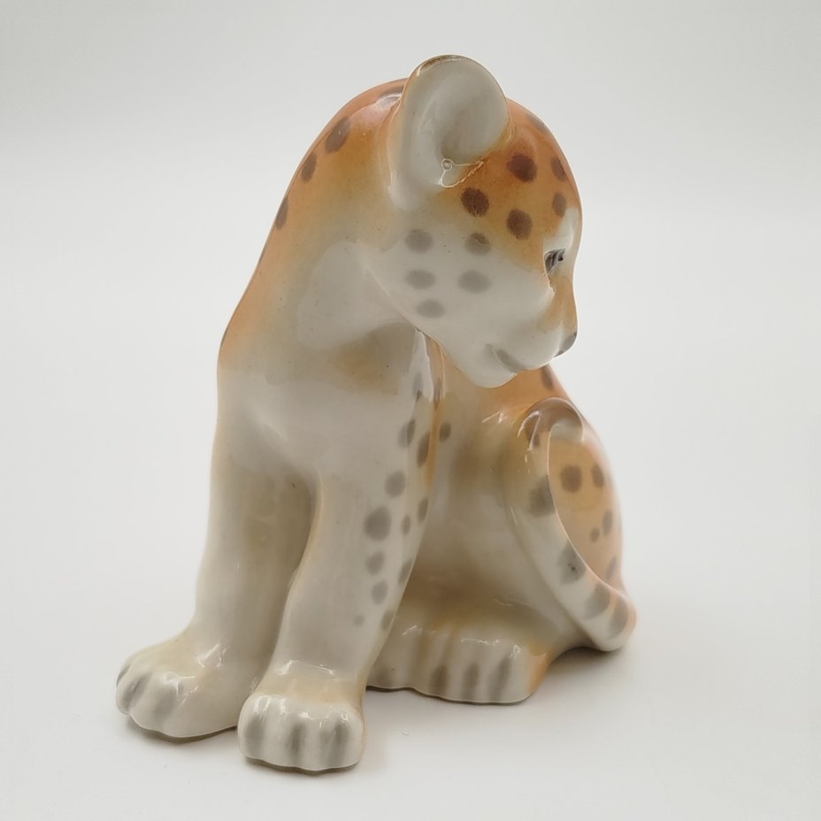 Статуэтка "Маленький леопард", скульптор П.П. Веселов, фарфор, аэрография, роспись, Ленинградский фарфоровый завод (ЛФЗ), СССР, 1980-1990 гг.