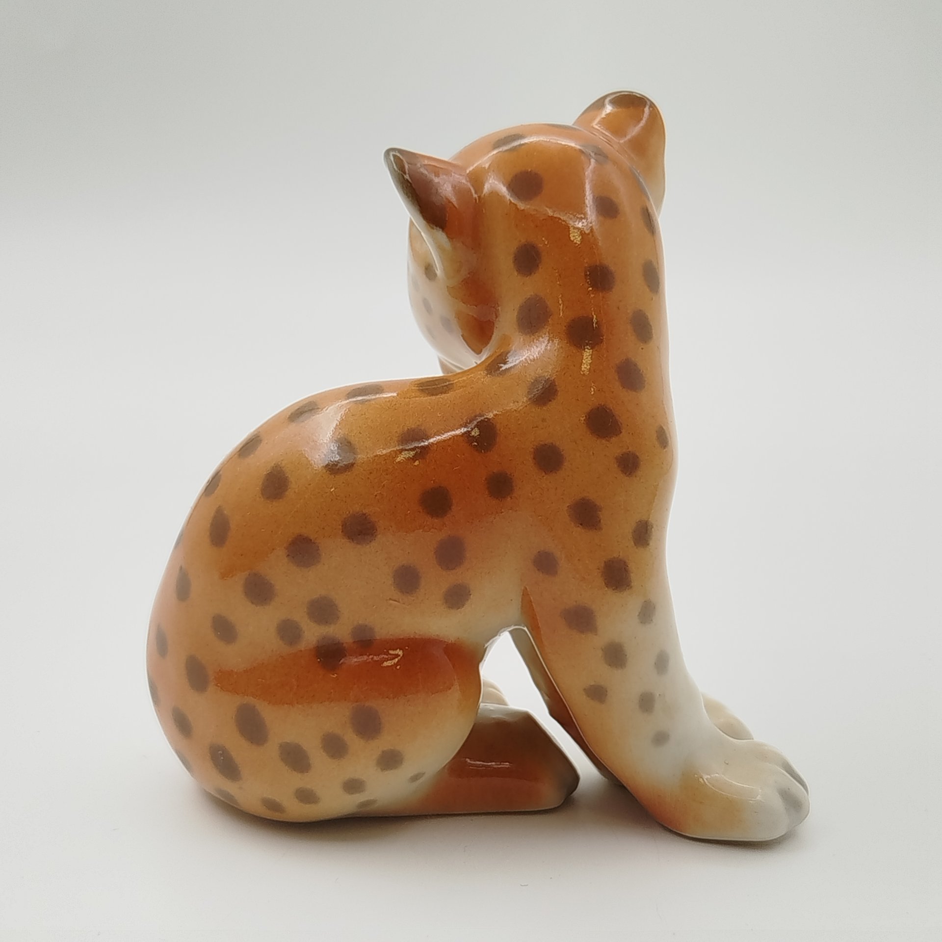 Статуэтка "Маленький леопард", скульптор П.П. Веселов, фарфор, аэрография, роспись, Ленинградский фарфоровый завод (ЛФЗ), СССР, 1980-1990 гг.