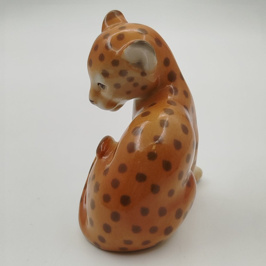 Статуэтка "Маленький леопард", скульптор П.П. Веселов, фарфор, аэрография, роспись, Ленинградский фарфоровый завод (ЛФЗ), СССР, 1980-1990 гг.