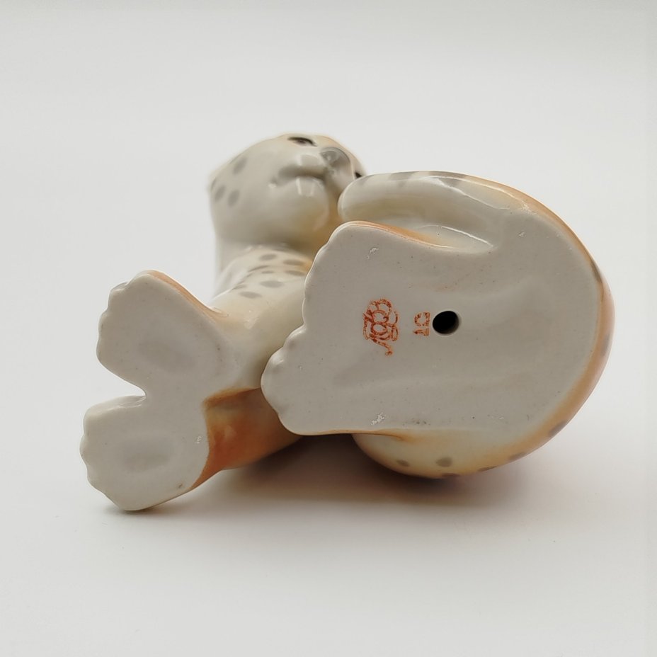 Статуэтка "Маленький леопард", скульптор П.П. Веселов, фарфор, аэрография, роспись, Ленинградский фарфоровый завод (ЛФЗ), СССР, 1980-1990 гг.