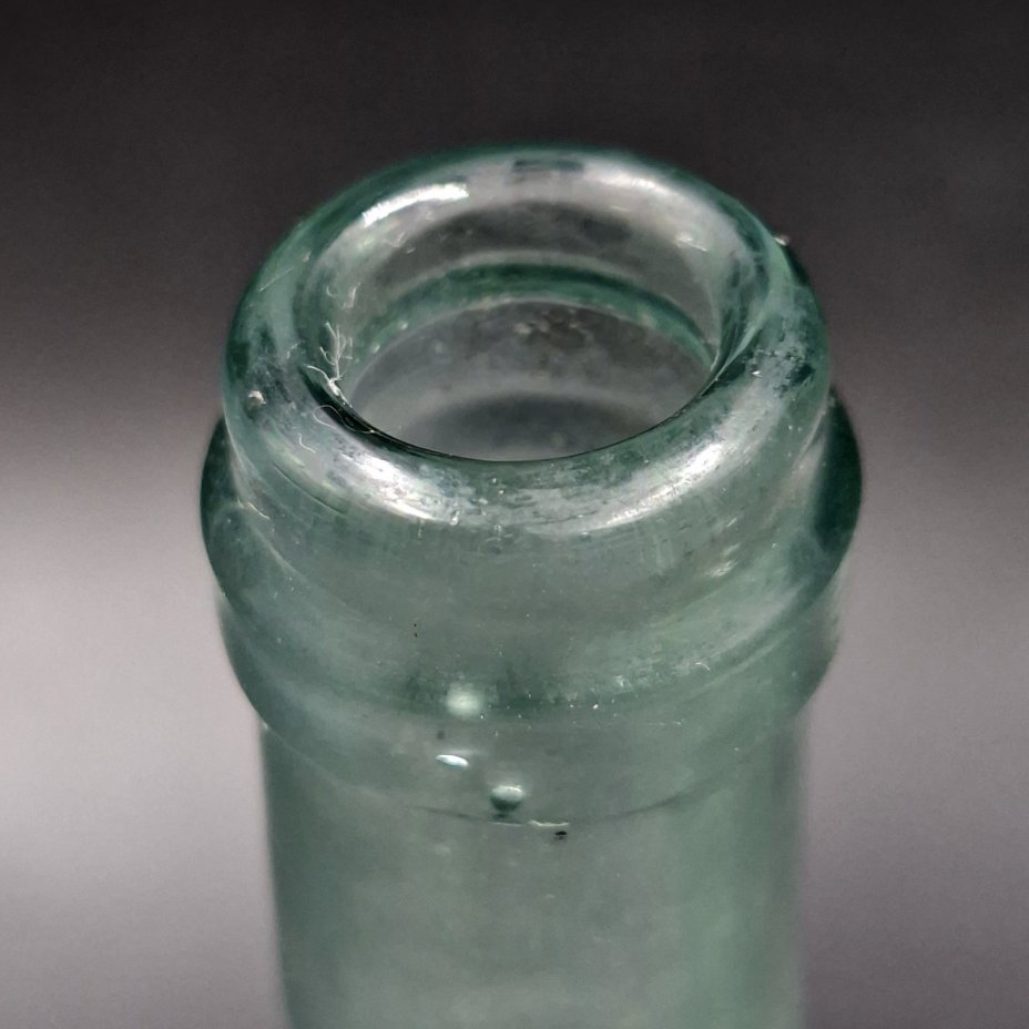 Набор из 3-х флаконов (бутылочек) различных форм и размеров