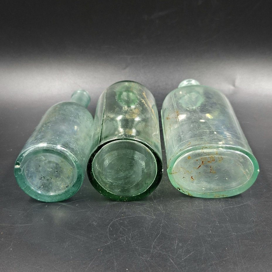 Набор из 3-х флаконов (бутылочек) различных форм и размеров