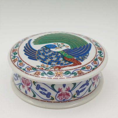 Шкатулка круглой формы, украшенная изображением павлина, Byzantium (для американского бренда Elizabeth Arden), фарфор, деколь с подрисовкой, золочение, Япония, 1980-1990 гг.