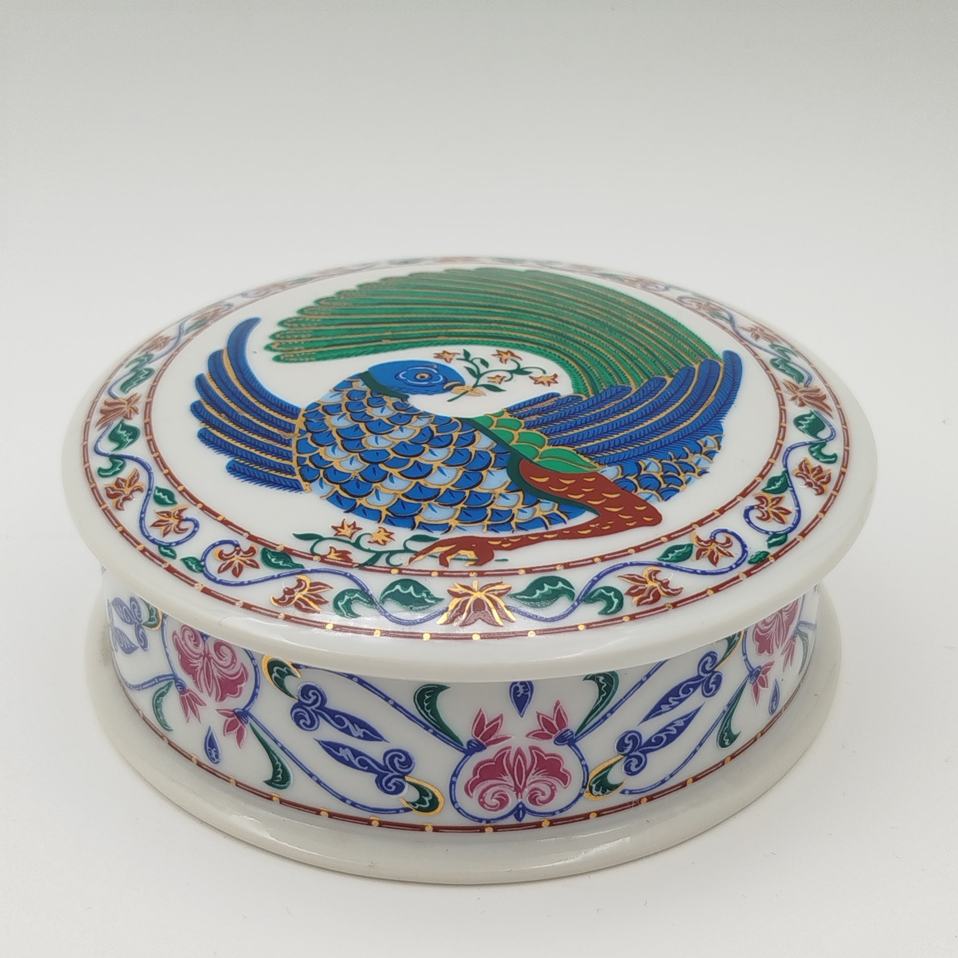 Шкатулка круглой формы, украшенная изображением павлина, Byzantium (для американского бренда Elizabeth Arden), фарфор, деколь с подрисовкой, золочение, Япония, 1980-1990 гг.
