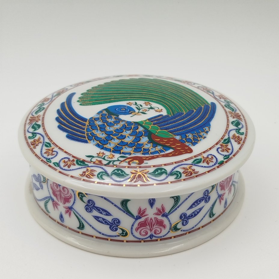 Шкатулка круглой формы, украшенная изображением павлина, Byzantium (для американского бренда Elizabeth Arden), фарфор, деколь с подрисовкой, золочение, Япония, 1980-1990 гг.