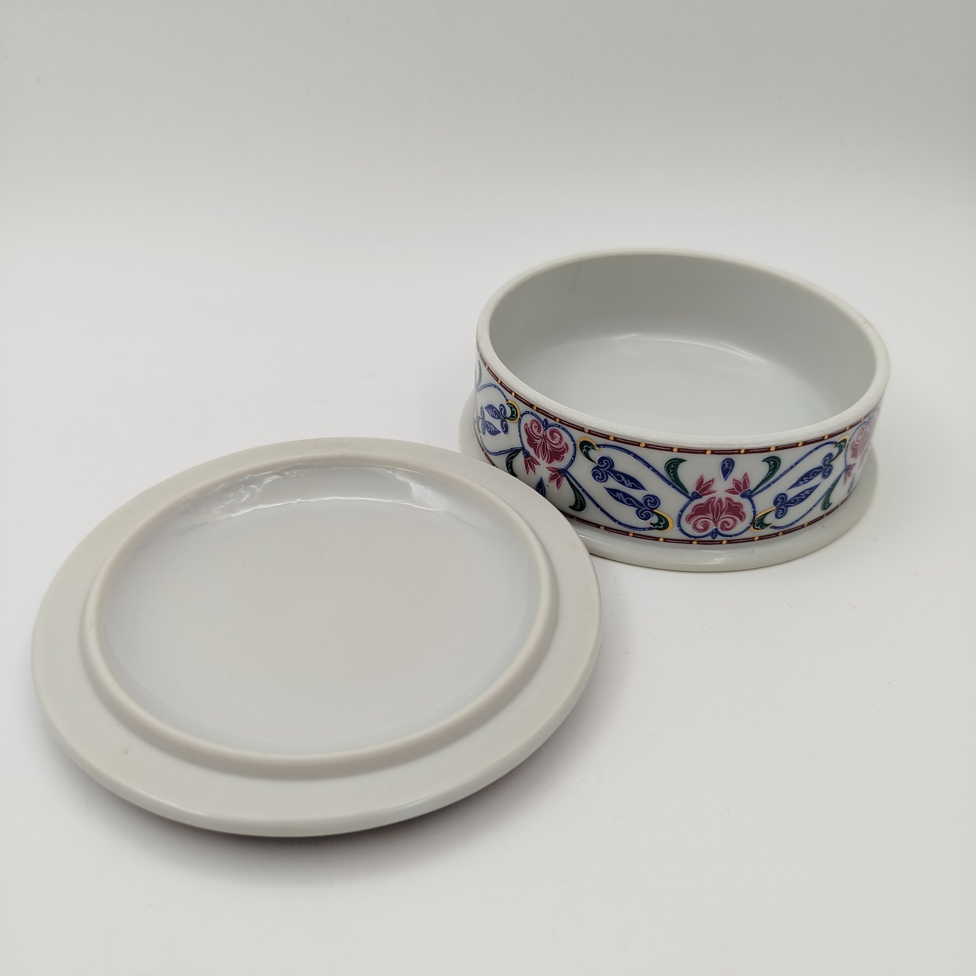 Шкатулка круглой формы, украшенная изображением павлина, Byzantium (для американского бренда Elizabeth Arden), фарфор, деколь с подрисовкой, золочение, Япония, 1980-1990 гг.