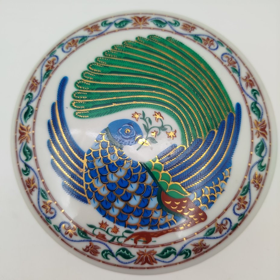 Шкатулка круглой формы, украшенная изображением павлина, Byzantium (для американского бренда Elizabeth Arden)