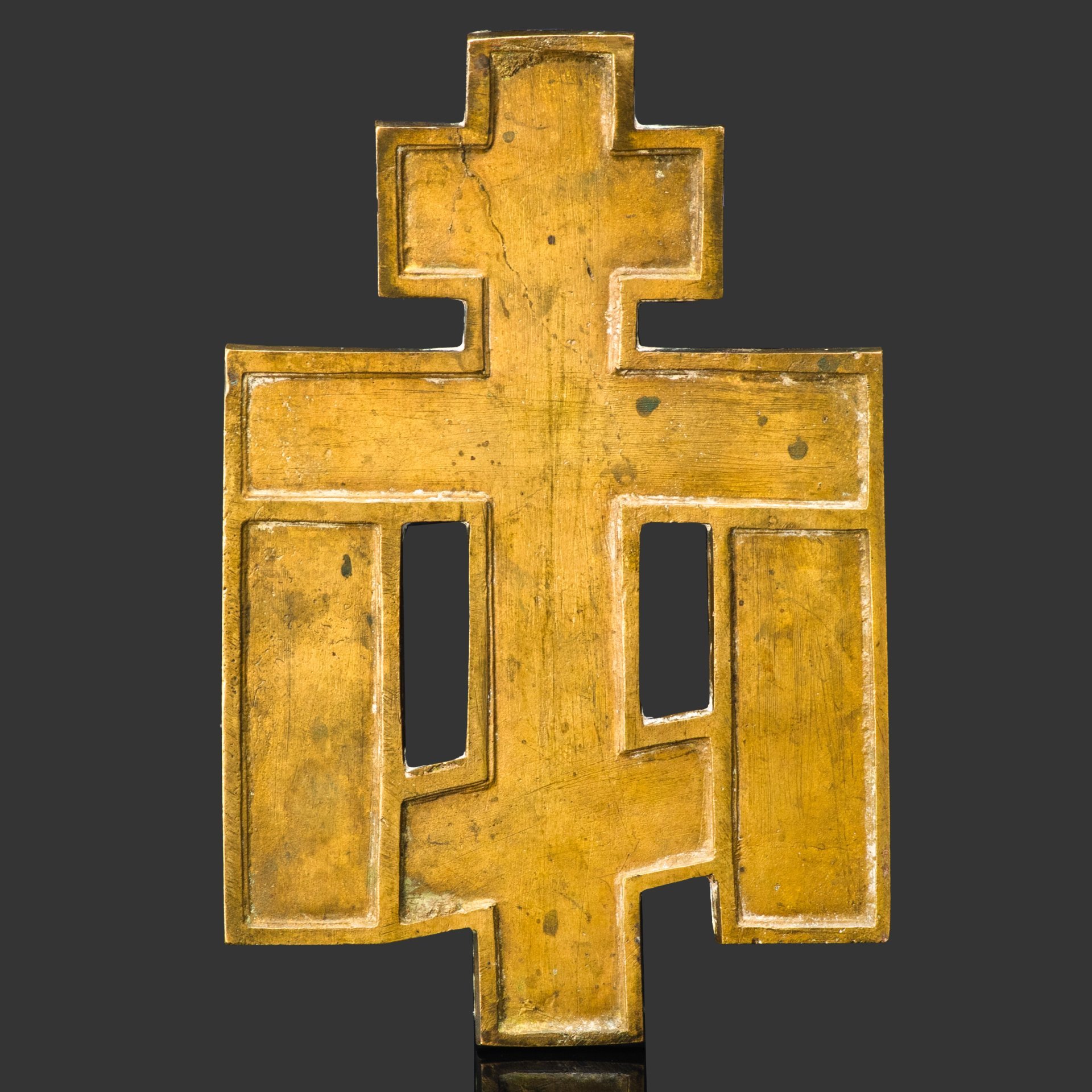 Крест киотный "Распятие Христово с предстоящими" с растительным декором на обороте