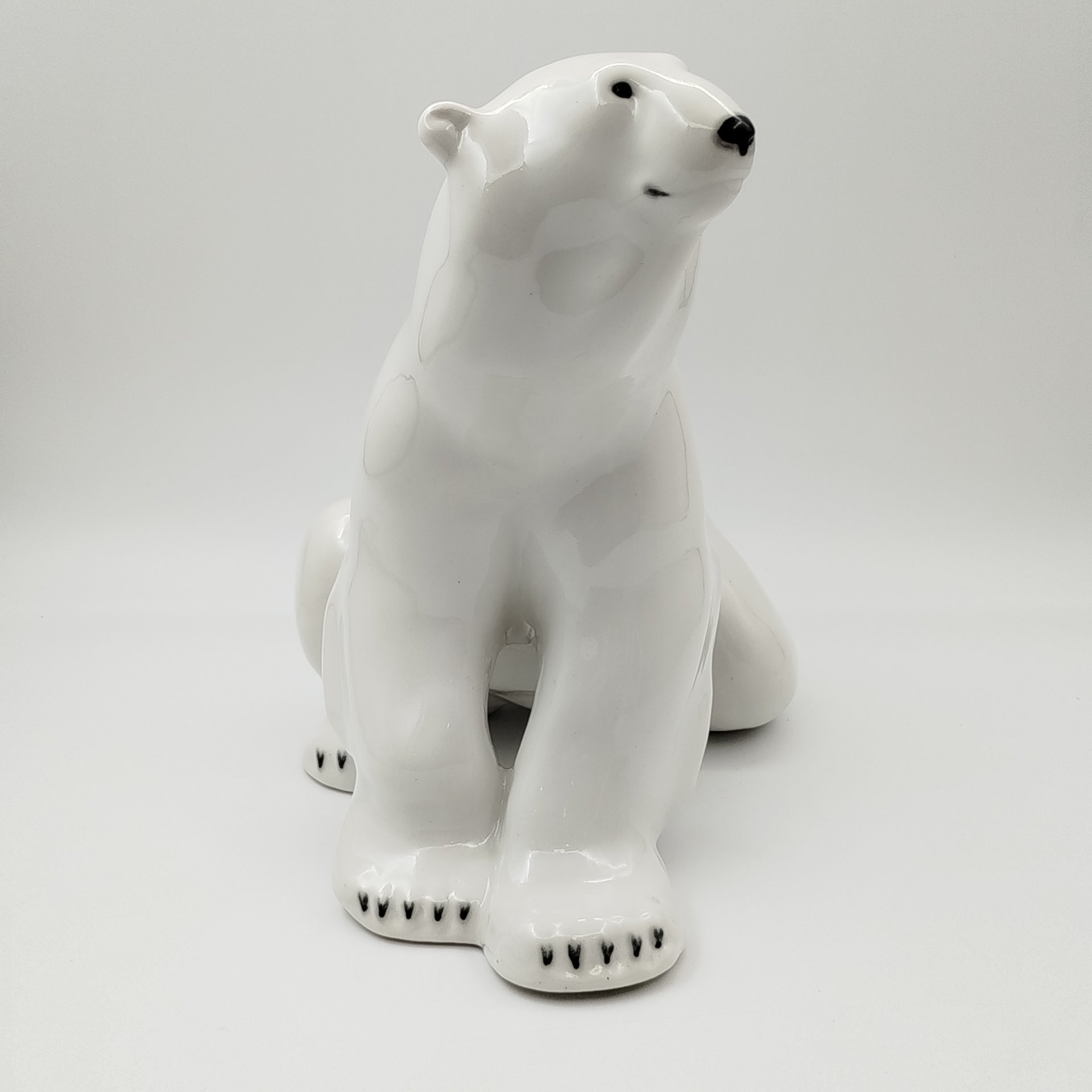 Статуэтка "Белый медведь" (большая), скульптор Б.Я. Воробьев, фарфор, роспись, Ленинградский фарфоровый завод (ЛФЗ), СССР, 1970-1992 гг.