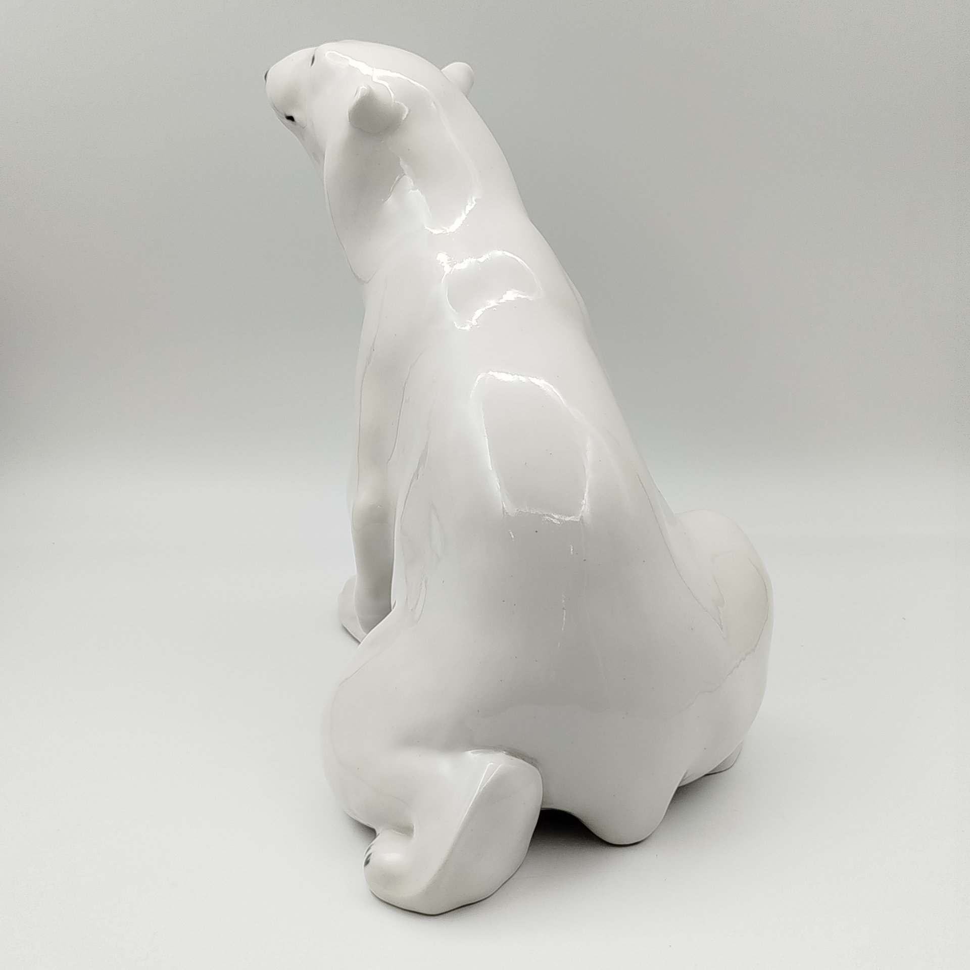 Статуэтка "Белый медведь" (большая), скульптор Б.Я. Воробьев, фарфор, роспись, Ленинградский фарфоровый завод (ЛФЗ), СССР, 1970-1992 гг.