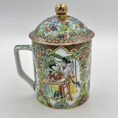Заварочная кружка (бокал) с крышкой, украшенная сценкой красавиц в саду и цветочным декором, Гуанчжоу