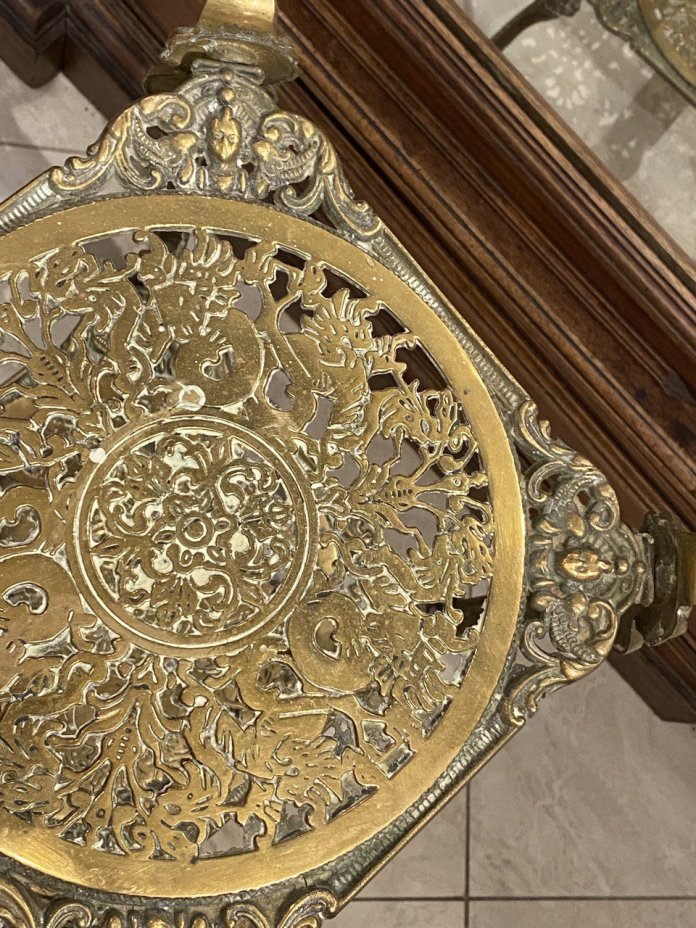 Этажерка трёхярусная с ажурными полками, установленная на ножки-кабриоли в виле лап