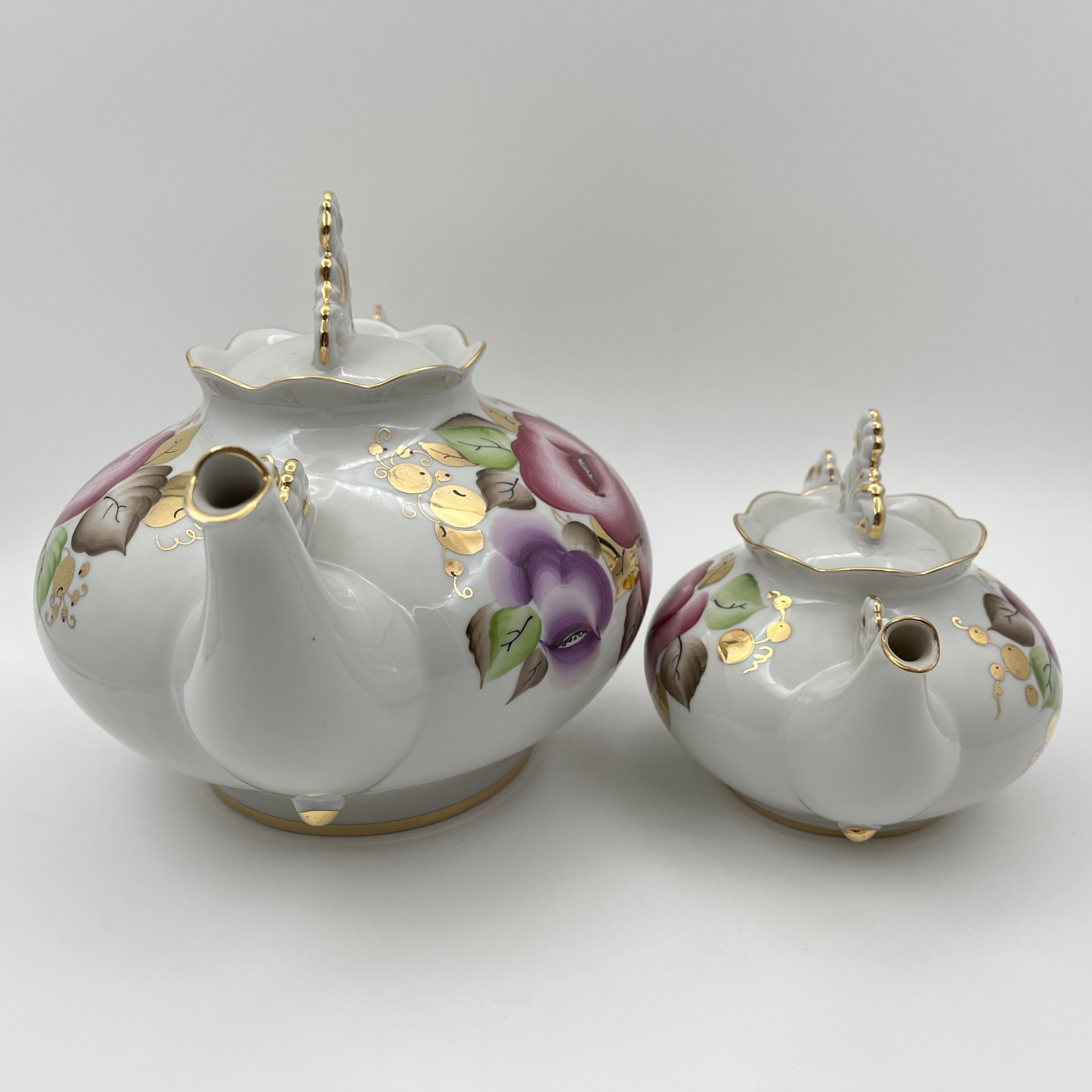 Набор из 2-х чайников (доливной и заварочный) с цветочным декором, фарфор, роспись, золочение, Ленинградский опытный завод (ЛОЗ), СССР, 1984-1991 гг.