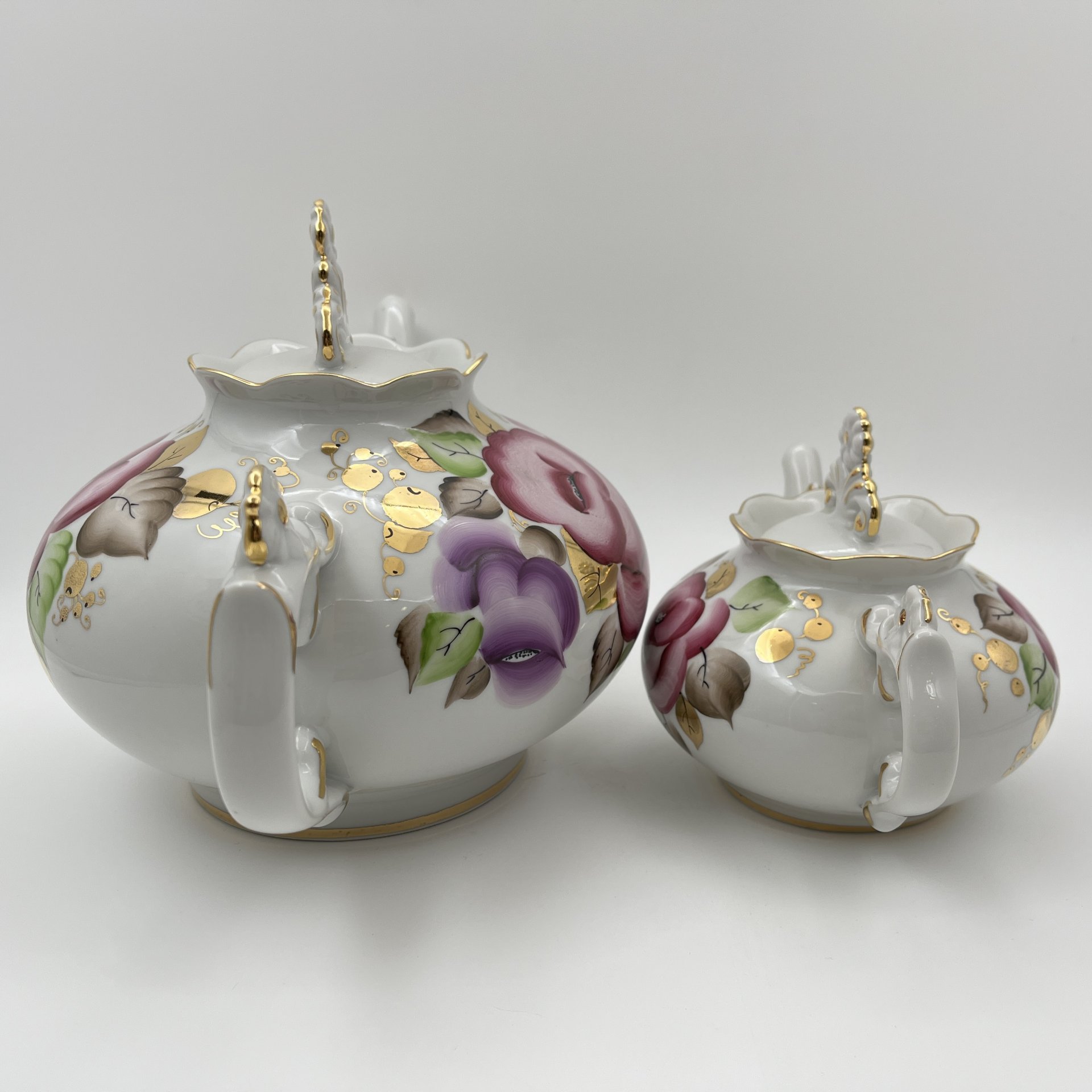 Набор из 2-х чайников (доливной и заварочный) с цветочным декором, фарфор, роспись, золочение, Ленинградский опытный завод (ЛОЗ), СССР, 1984-1991 гг.
