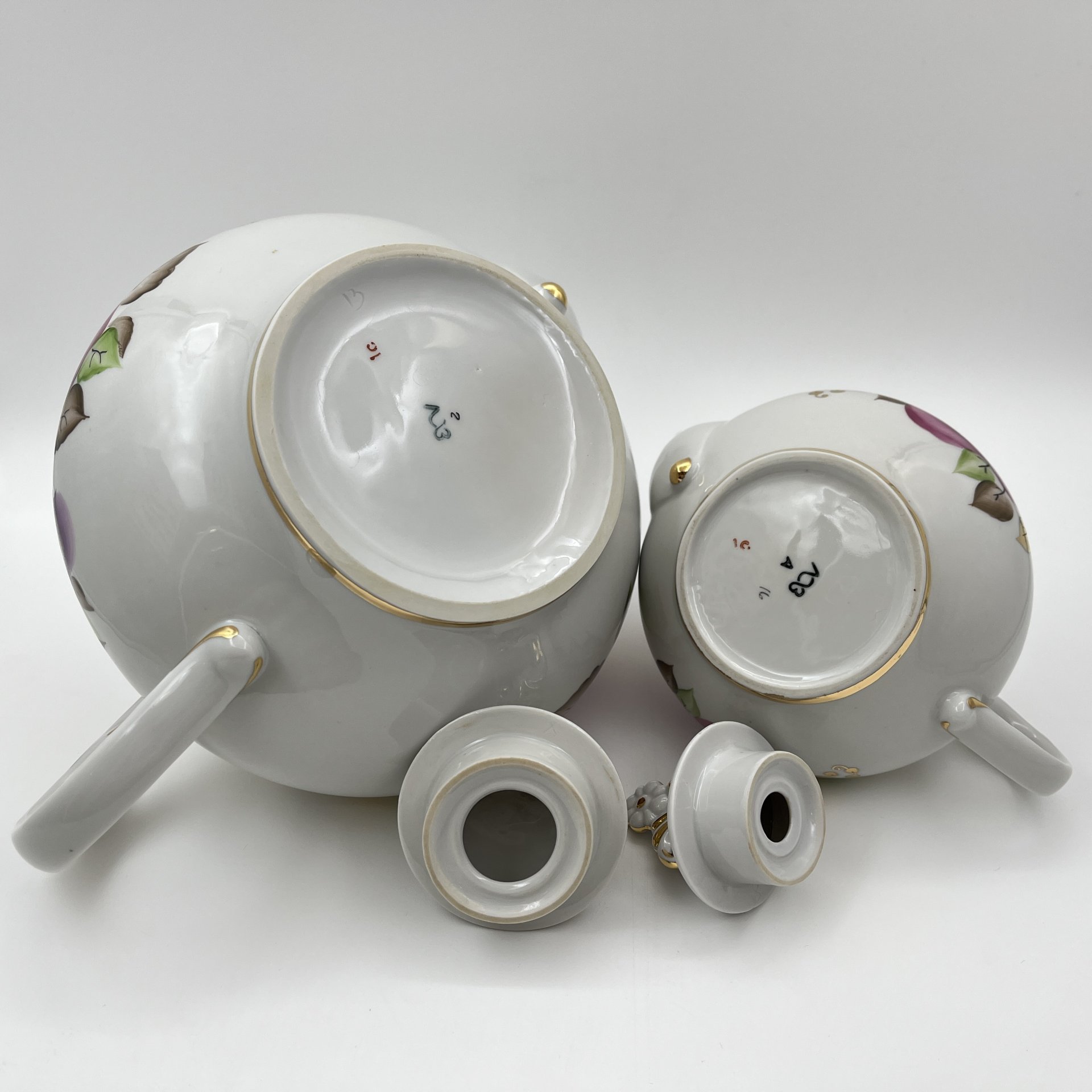 Набор из 2-х чайников (доливной и заварочный) с цветочным декором, фарфор, роспись, золочение, Ленинградский опытный завод (ЛОЗ), СССР, 1984-1991 гг.