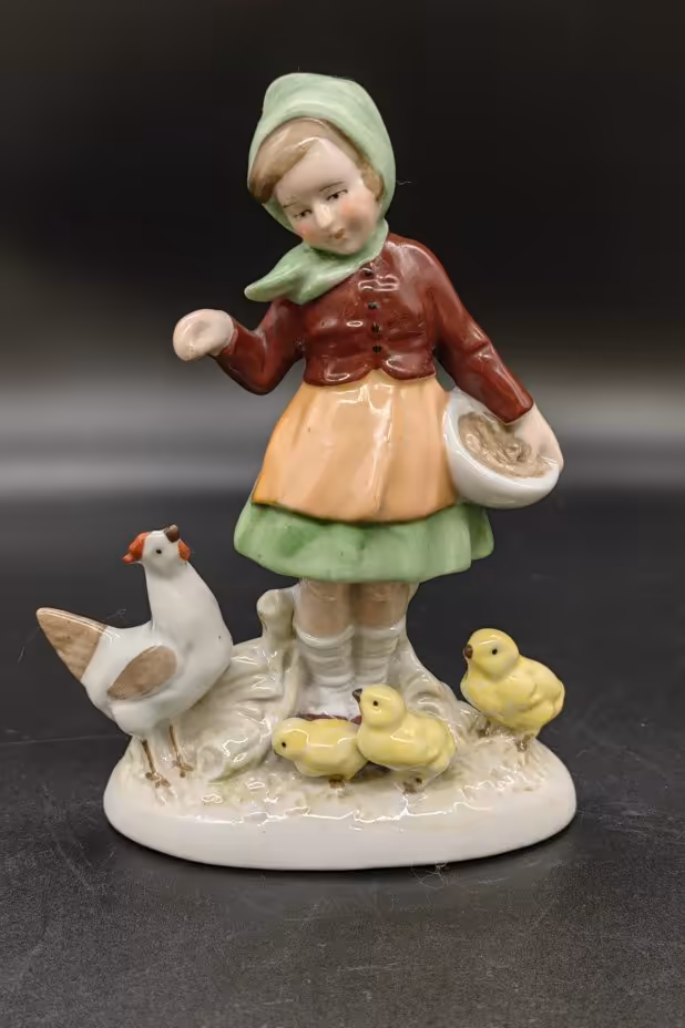 Статуэтка "Девочка, кормящая кур", Fasold & Stauch Bock Wallendorf