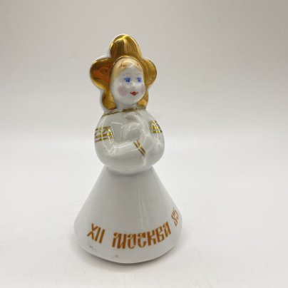 Статуэтка фестивальная "Катюша с голубем" (XII-Москва-85), фарфор, роспись, золочение, Дмитровский фарфоровый завод (ДФЗ Вербилки), СССР, 1985 г.