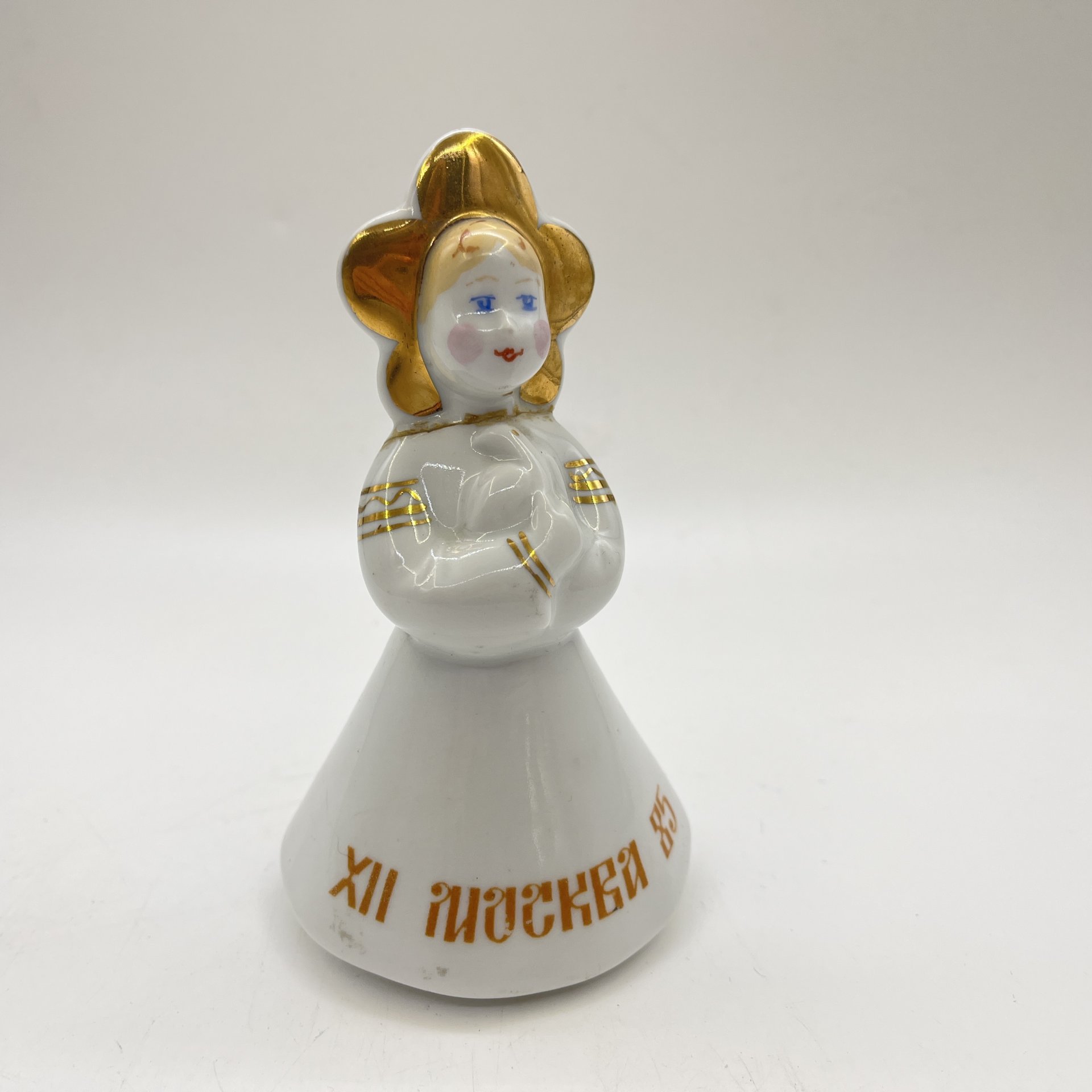 Статуэтка фестивальная "Катюша с голубем" (XII-Москва-85), фарфор, роспись, золочение, Дмитровский фарфоровый завод (ДФЗ Вербилки), СССР, 1985 г.