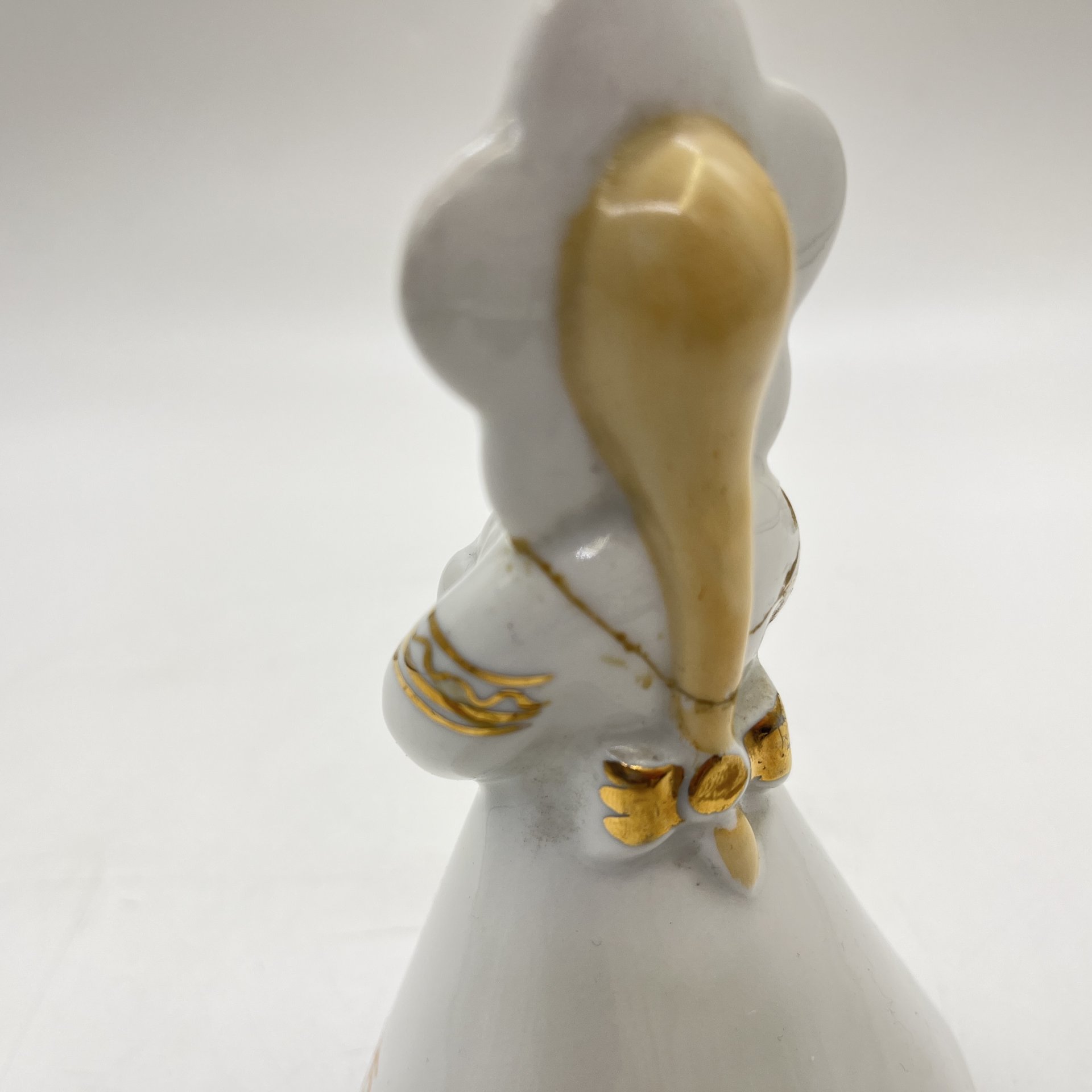 Статуэтка фестивальная "Катюша с голубем" (XII-Москва-85), фарфор, роспись, золочение, Дмитровский фарфоровый завод (ДФЗ Вербилки), СССР, 1985 г.