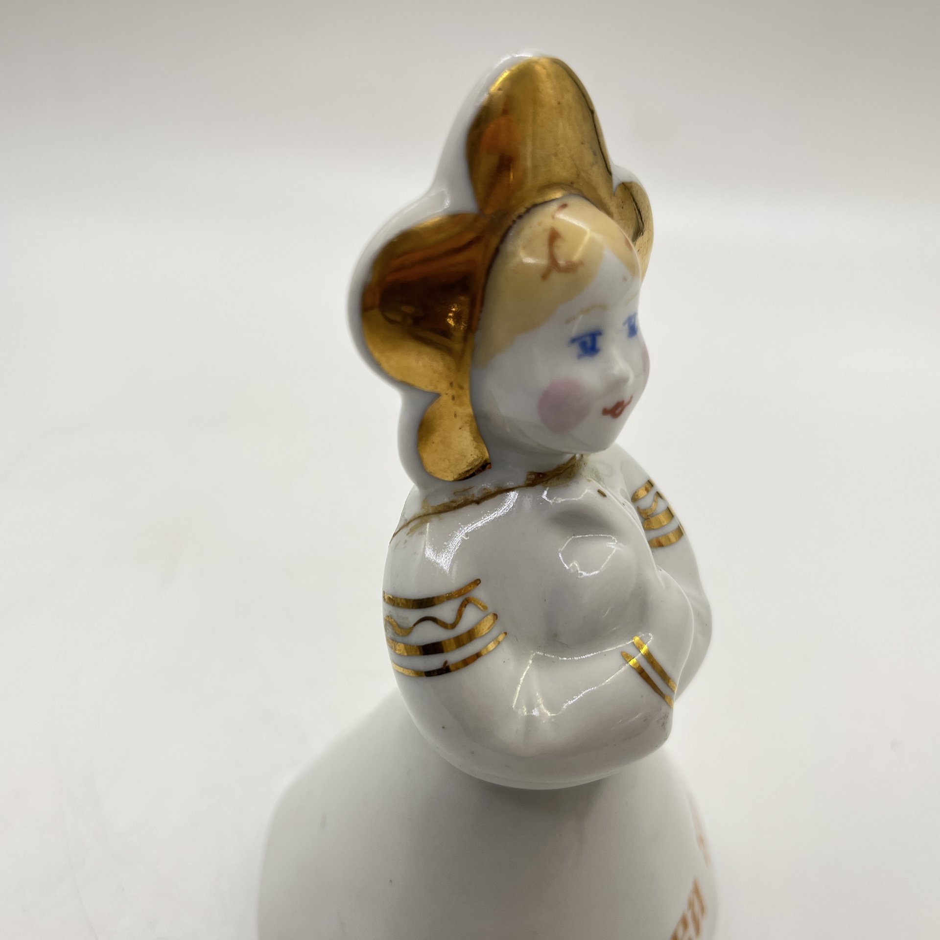 Статуэтка фестивальная "Катюша с голубем" (XII-Москва-85), фарфор, роспись, золочение, Дмитровский фарфоровый завод (ДФЗ Вербилки), СССР, 1985 г.