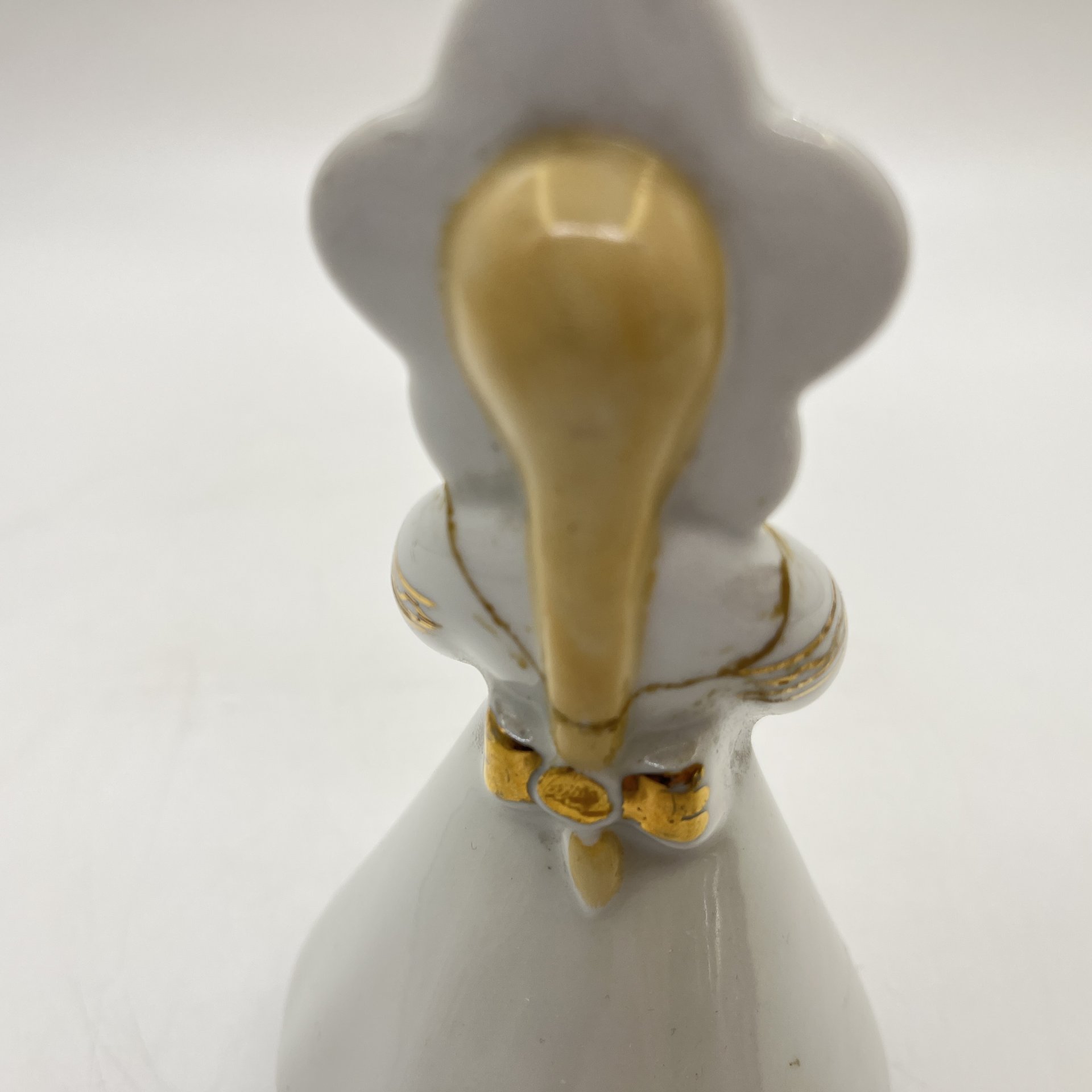 Статуэтка фестивальная "Катюша с голубем" (XII-Москва-85), фарфор, роспись, золочение, Дмитровский фарфоровый завод (ДФЗ Вербилки), СССР, 1985 г.