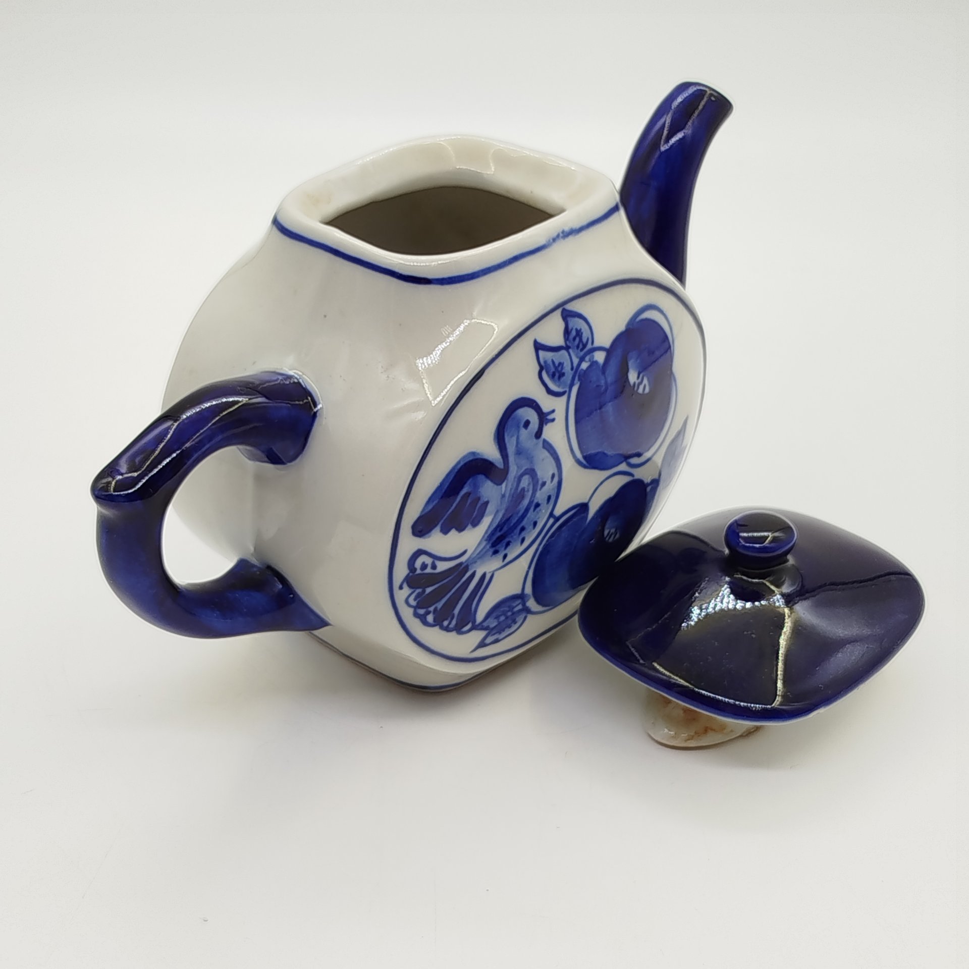 Чайник заварочный с изображением птиц и цветов, автор Л.П. Азарова