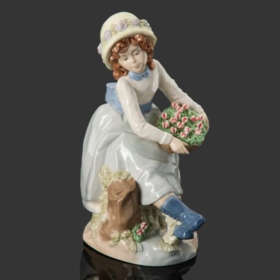 Статуэтка "Девочка с корзиной цветов", фарфор, роспись, Nadal, Испания, 1970-2000 гг.