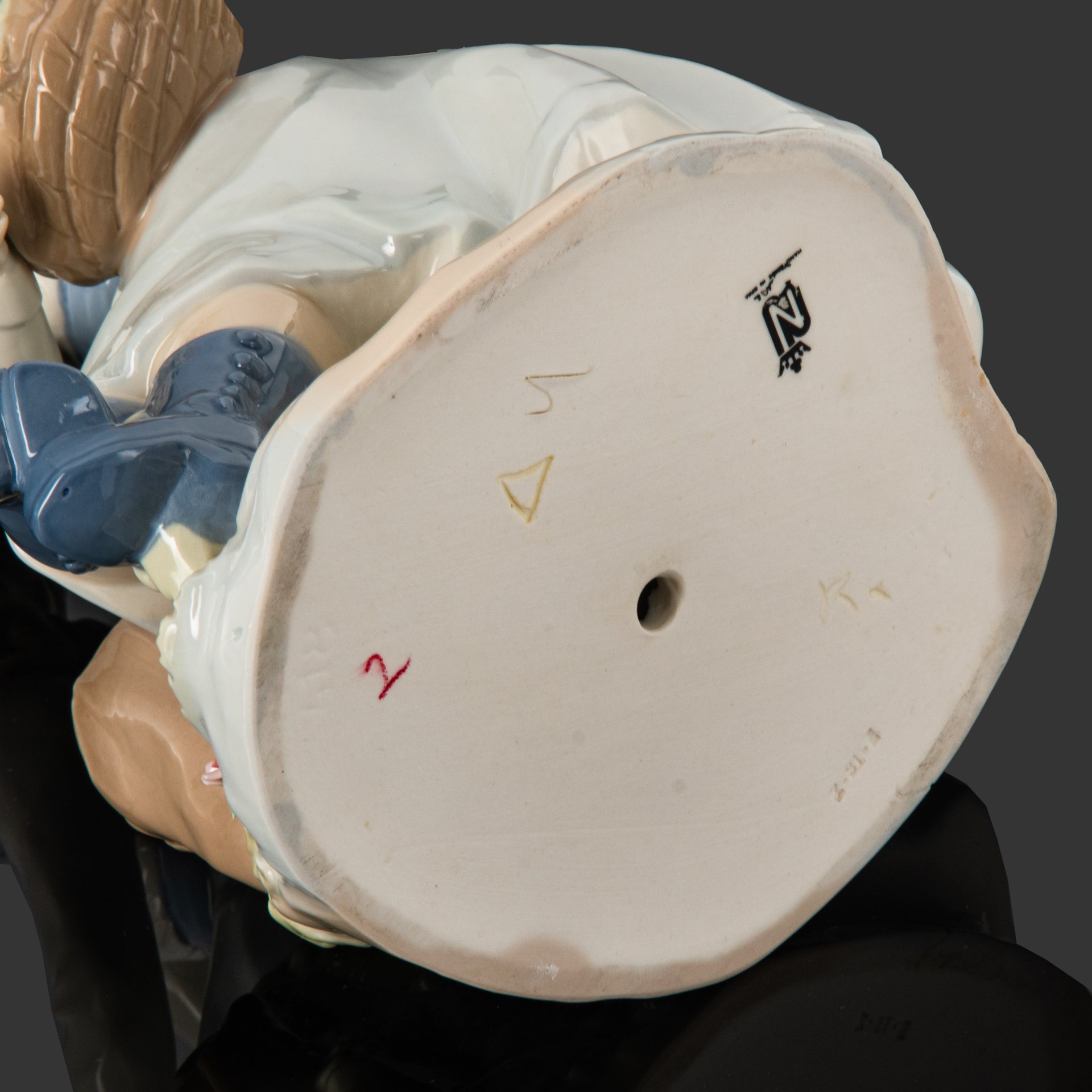Статуэтка "Девочка с корзиной цветов", фарфор, роспись, Nadal, Испания, 1970-2000 гг.