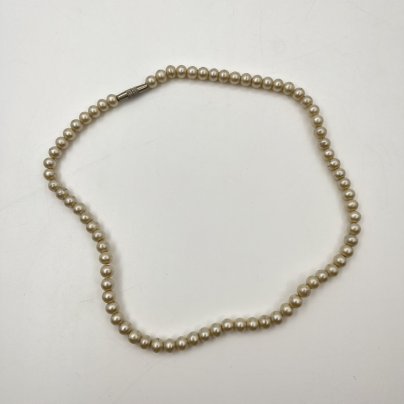 Бусы кремового оттенка, металл, искусственный жемчуг, Российская Федерация, 2000-2020 гг.