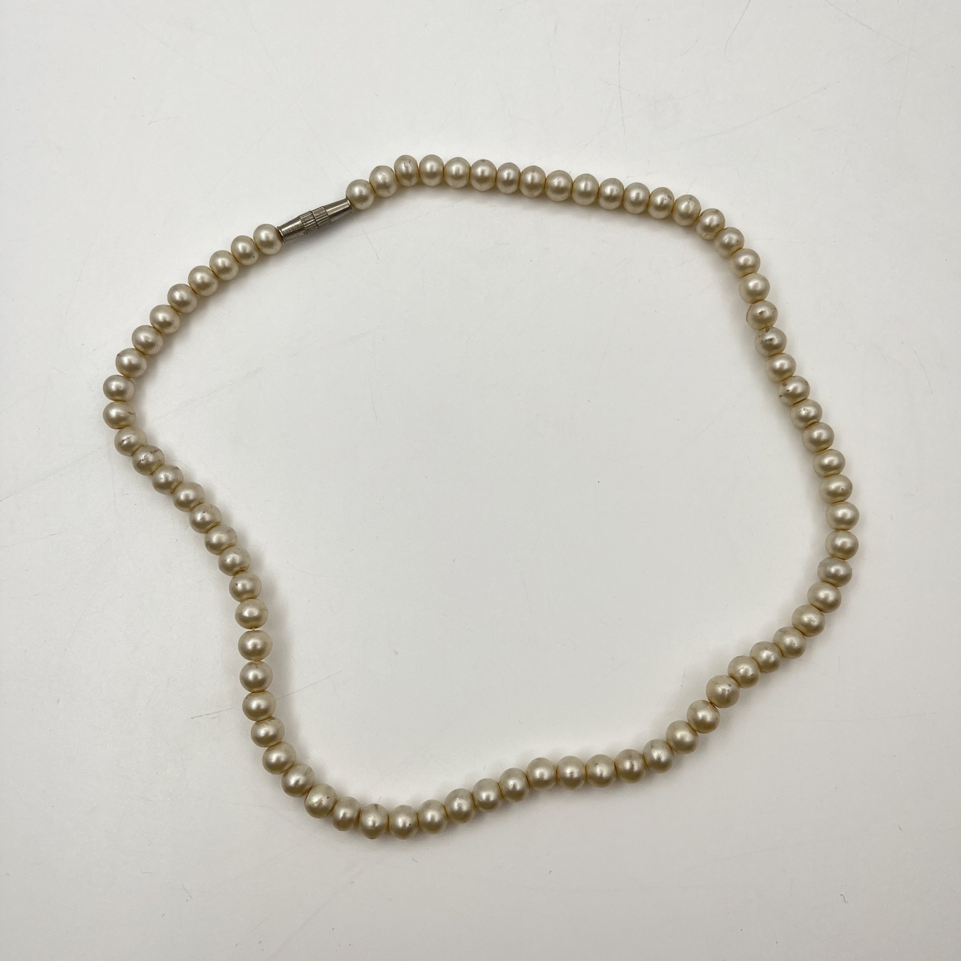 Бусы кремового оттенка, металл, искусственный жемчуг, Российская Федерация, 2000-2020 гг.