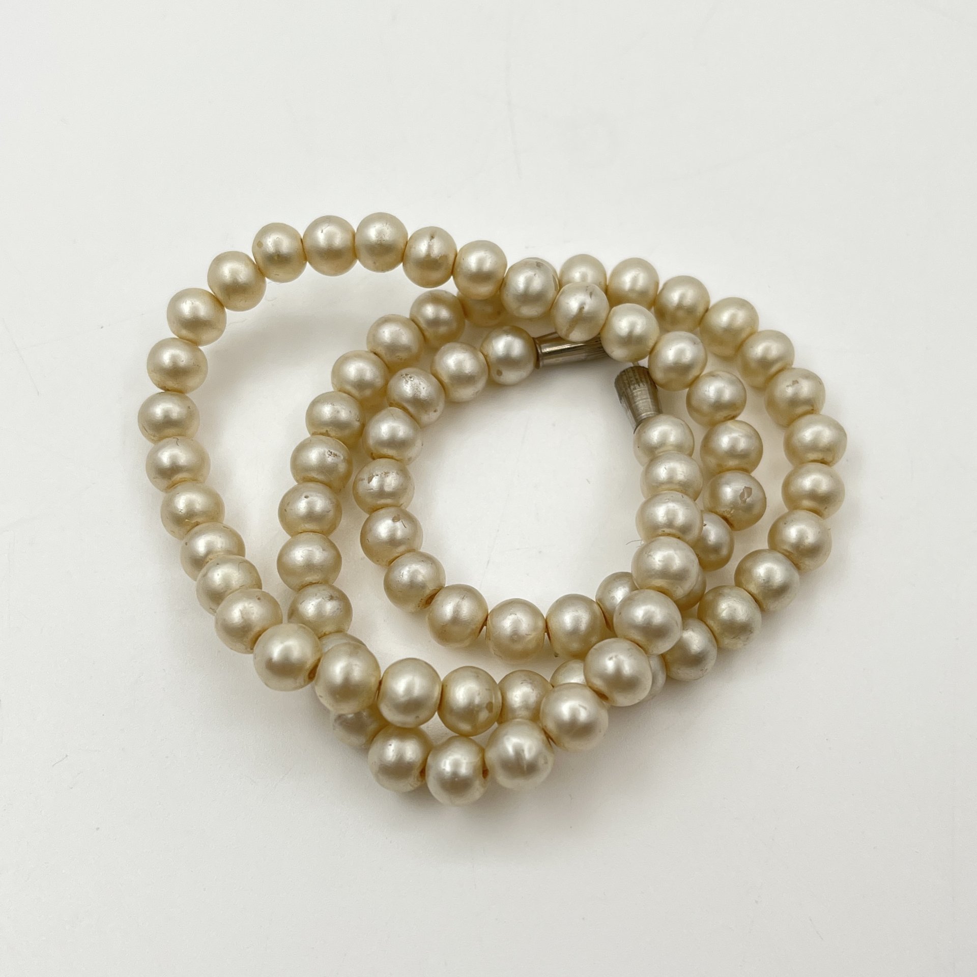 Бусы кремового оттенка, металл, искусственный жемчуг, Российская Федерация, 2000-2020 гг.