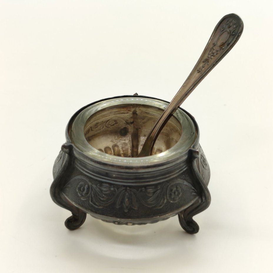 Солонка с цветочным орнаментом и миниатюрной ложечкой, мельхиор (медь-никель), стекло, Мстерская художественная фабрика  «Ювелир», СССР, 1960-1980 гг.