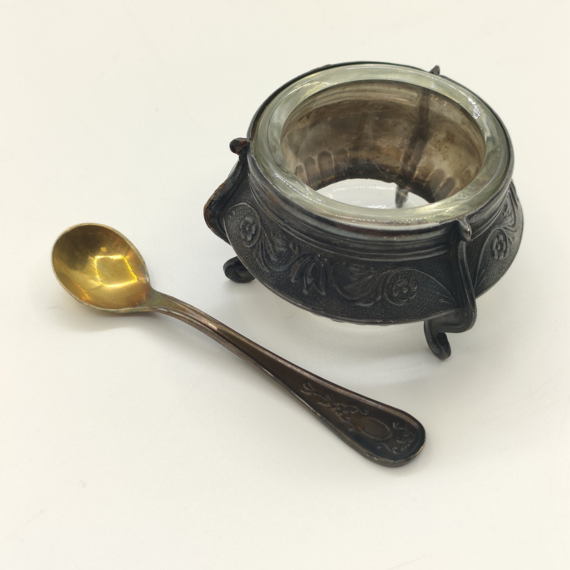 Солонка с цветочным орнаментом и миниатюрной ложечкой, мельхиор (медь-никель), стекло, Мстерская художественная фабрика  «Ювелир», СССР, 1960-1980 гг.