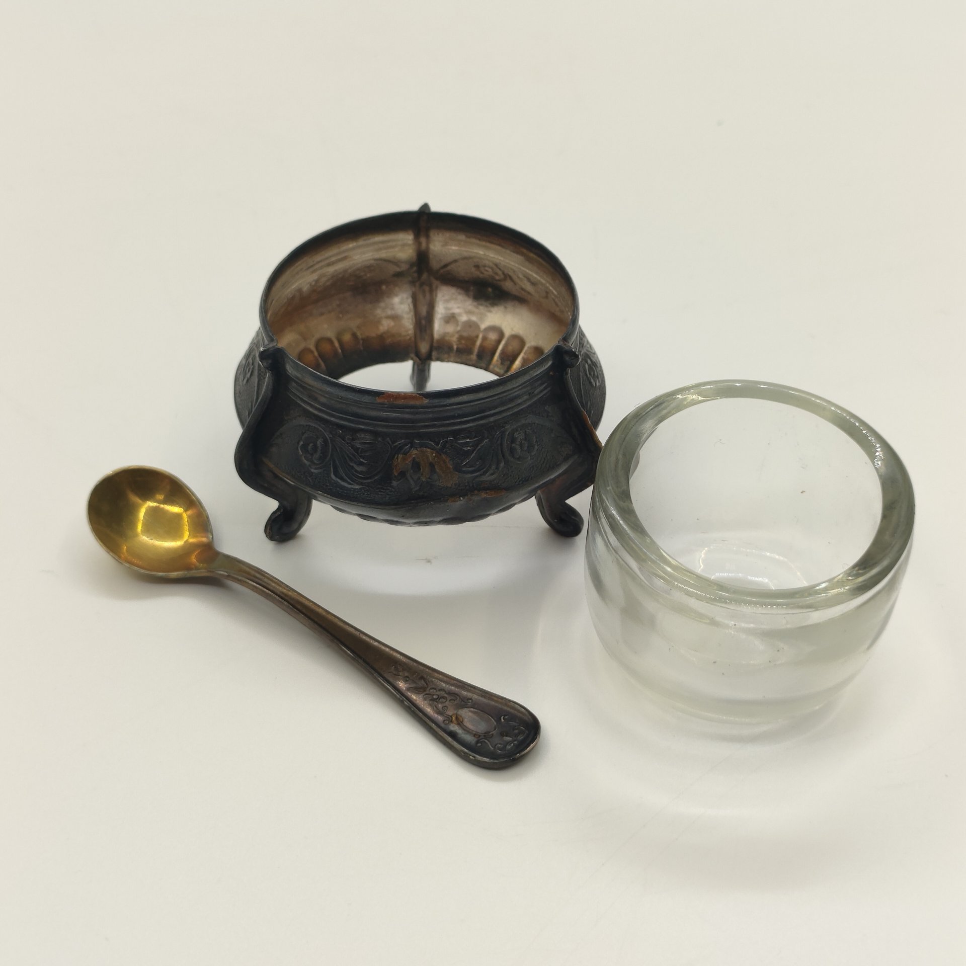 Солонка с цветочным орнаментом и миниатюрной ложечкой, мельхиор (медь-никель), стекло, Мстерская художественная фабрика  «Ювелир», СССР, 1960-1980 гг.