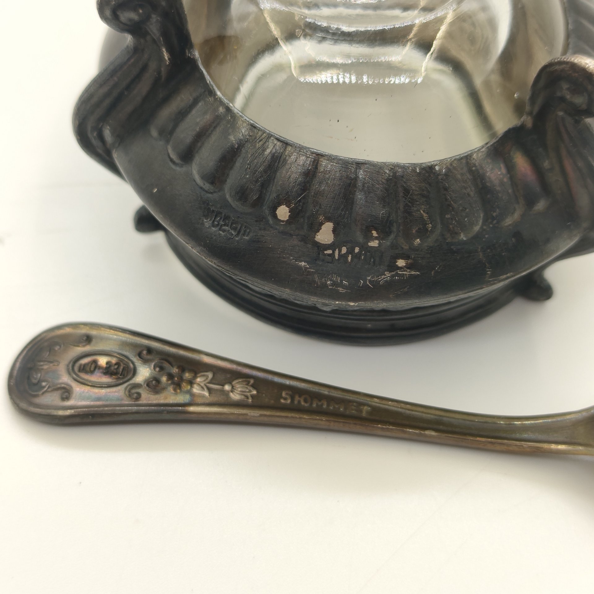 Солонка с цветочным орнаментом и миниатюрной ложечкой, мельхиор (медь-никель), стекло, Мстерская художественная фабрика  «Ювелир», СССР, 1960-1980 гг.