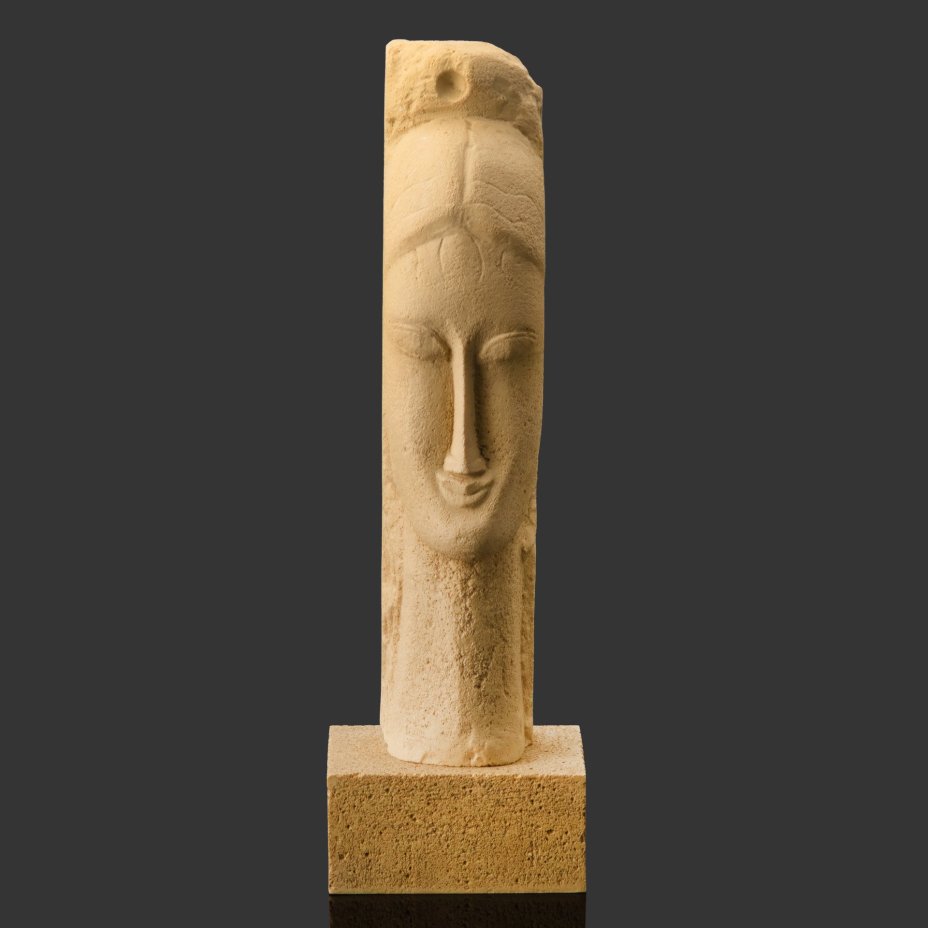Скульптура "Женская голова", репродукция работы Амадео Модильяни (1884-1920), производство Музея Лувра, композитный материал, Франция, 2000-2020 гг.