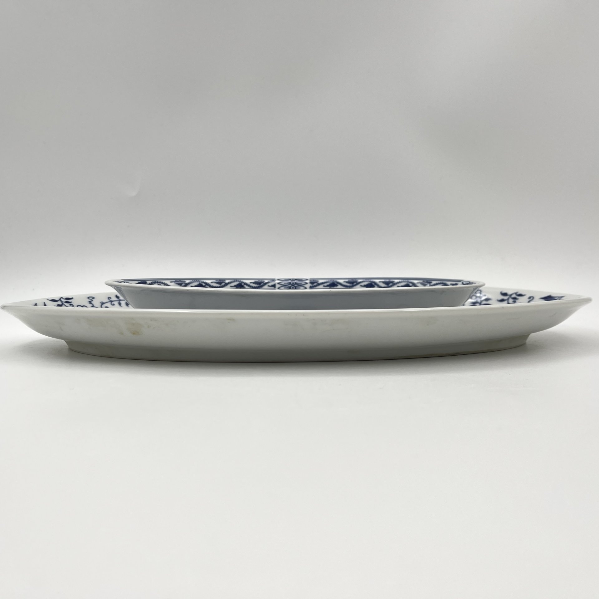 Набор из двух овальных блюд "Луковый узор", "Bohemia inglazed"