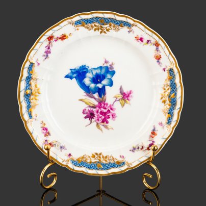 Тарелка в рокайльном стиле с цветочной композицией по центру, фарфор, роспись, золочение, KPM (Königliche Porzellan-Manufaktur), Германия, 1890-1910 гг.