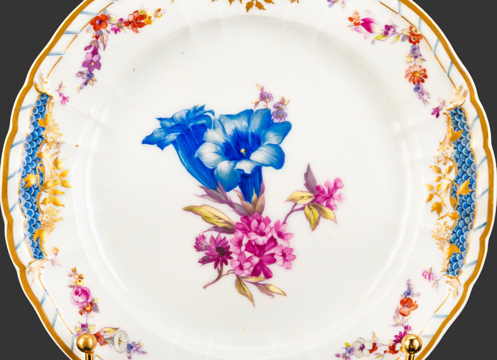 Тарелка в рокайльном стиле с цветочной композицией по центру, фарфор, роспись, золочение, KPM (Königliche Porzellan-Manufaktur), Германия, 1890-1910 гг.
