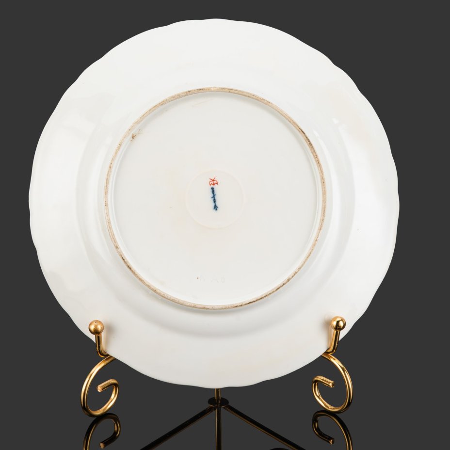 Тарелка в рокайльном стиле с цветочной композицией по центру, фарфор, роспись, золочение, KPM (Königliche Porzellan-Manufaktur), Германия, 1890-1910 гг.