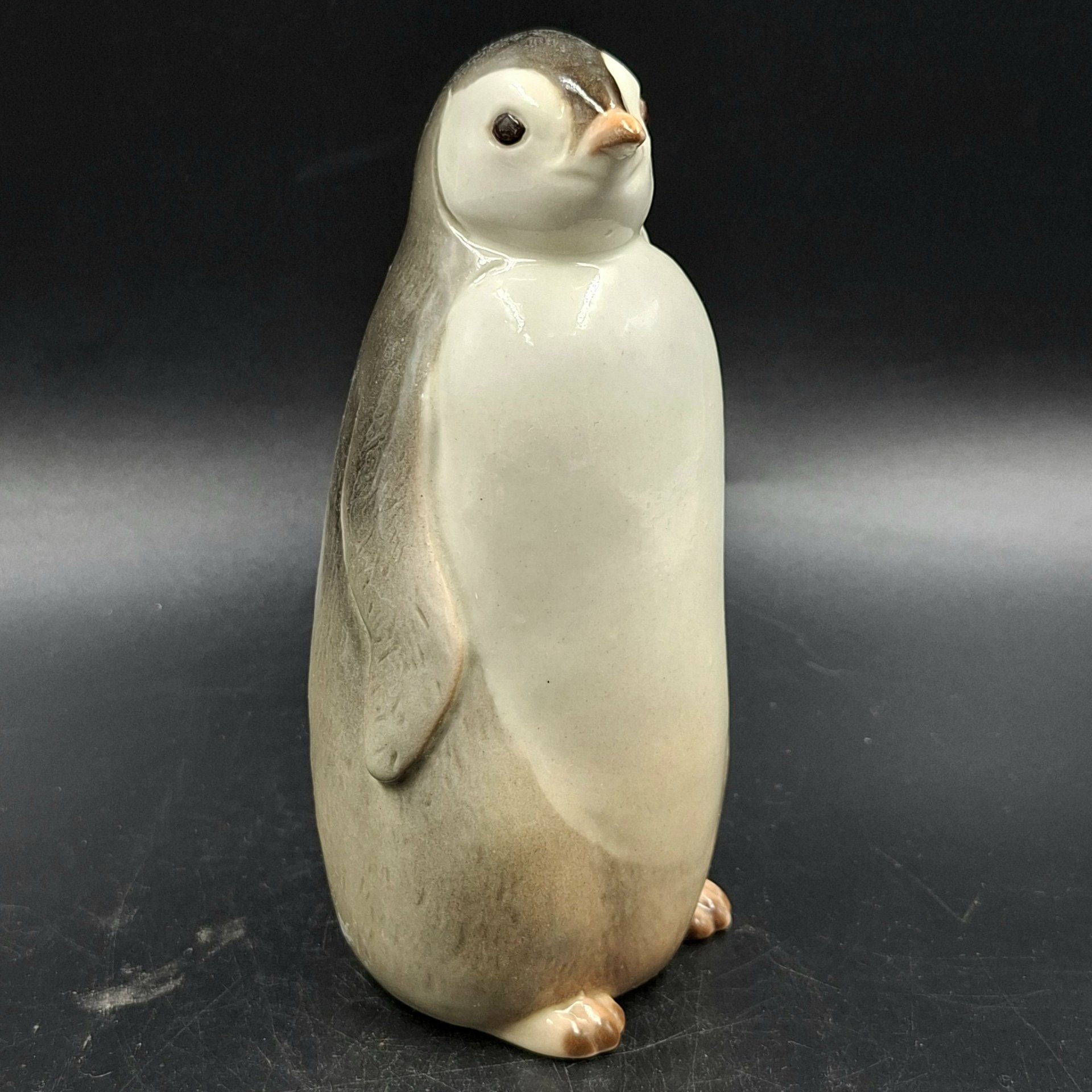 Статуэтка "Пингвин", скульптор П.П. Веселов, фарфор, роспись, аэрография, Ленинградский фарфоровый завод (ЛФЗ), СССР, 1970-1992 гг.