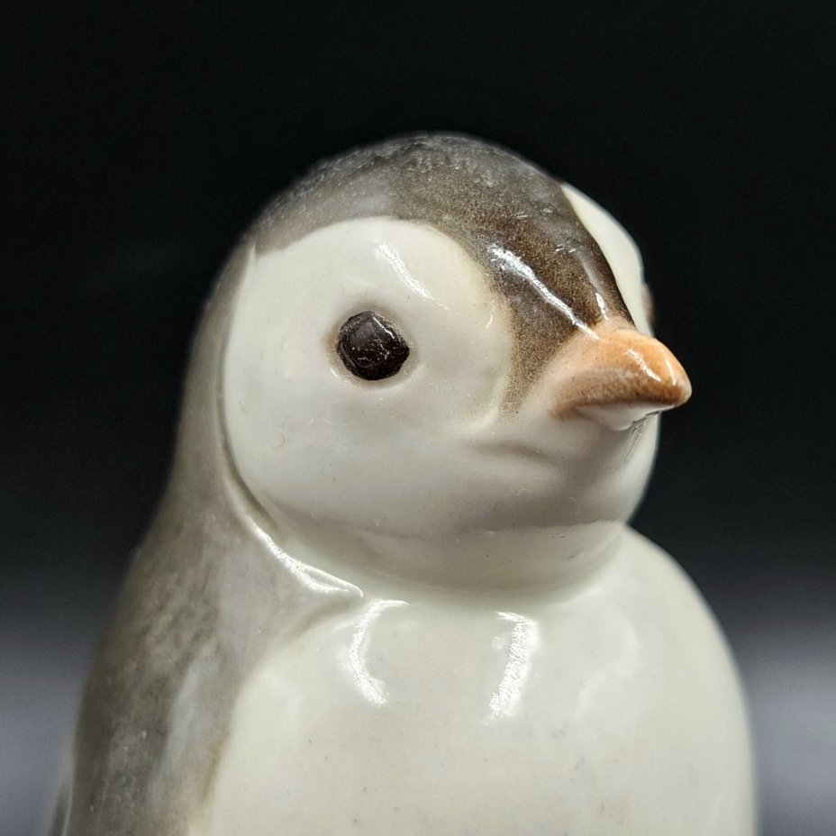 Статуэтка "Пингвин", скульптор П.П. Веселов, фарфор, роспись, аэрография, Ленинградский фарфоровый завод (ЛФЗ), СССР, 1970-1992 гг.